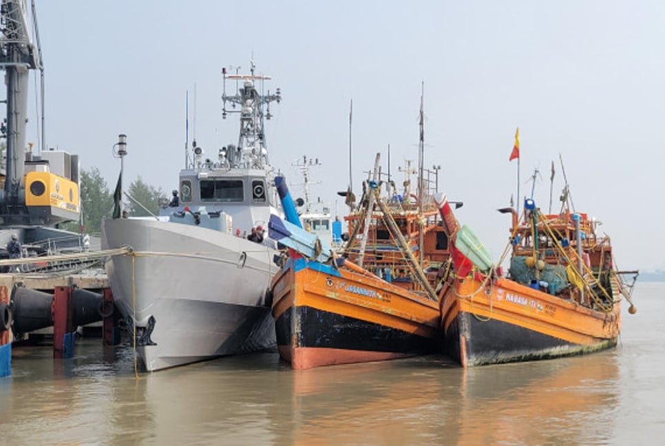 Bangladesh Navy detains 31 Indian fishermen for illegal fishing