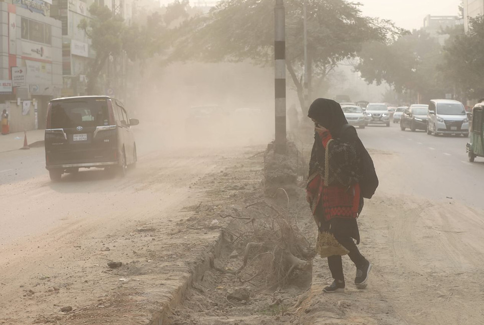 Dhaka’s air quality remains unhealthy with AQI score of 198