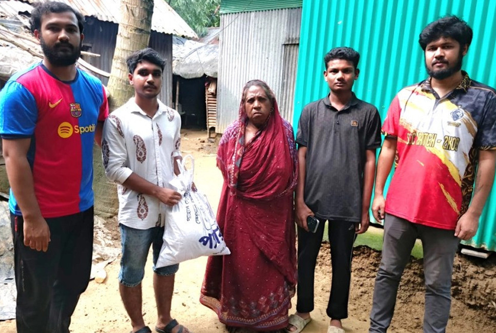 Bashundhara Shuvosangho distributes food relief among flood victims