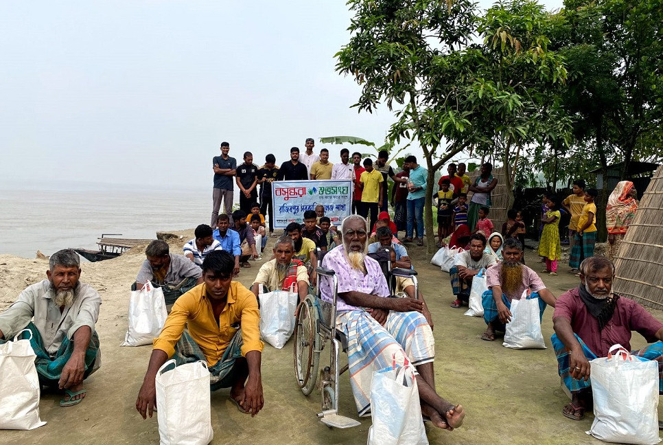 Bashundhara Shuvosangho distributes relief among victims of river erosion