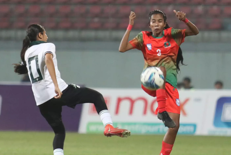 Shamsunnahar Jr keeps Bangladesh in semi race of SAFF Women's Champs