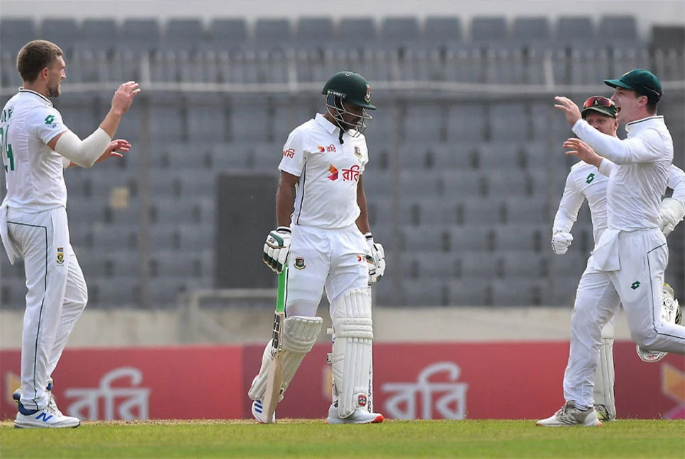 Bangladesh in trouble losing 8 wickets