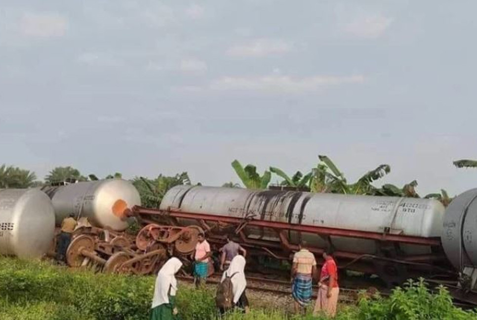 Train derailment disrupts rail communication with Khulna