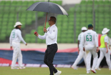 Bangladesh lead by 81 as bad light stops play