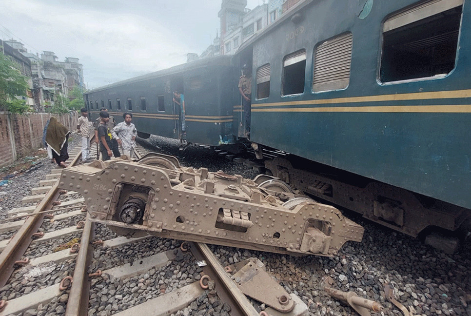 Train derailment in Gopibagh disrupts rail-communication