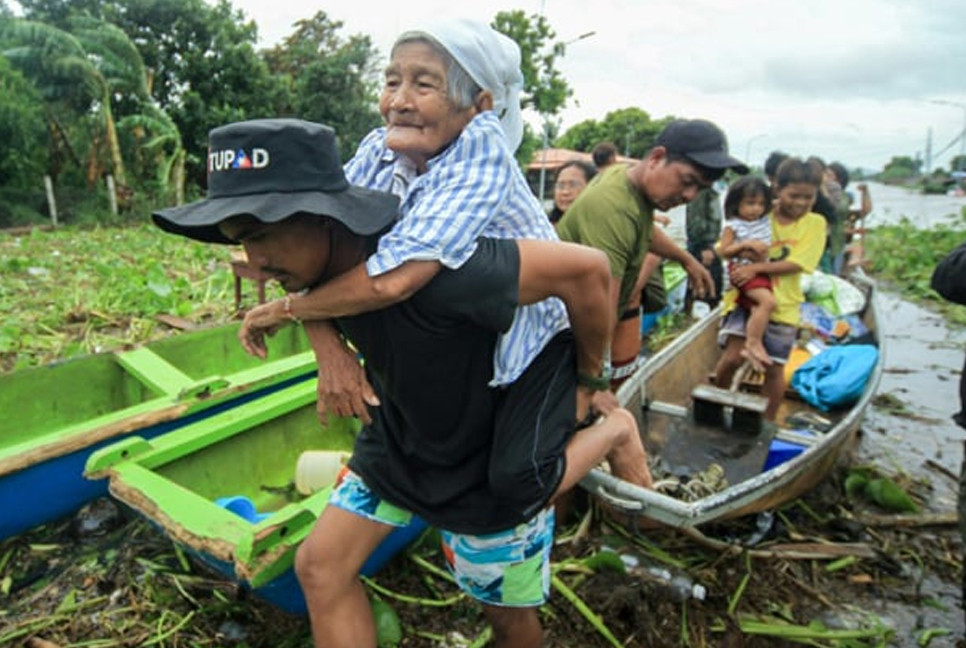 Philippines races to assist stranded as storm death toll grows