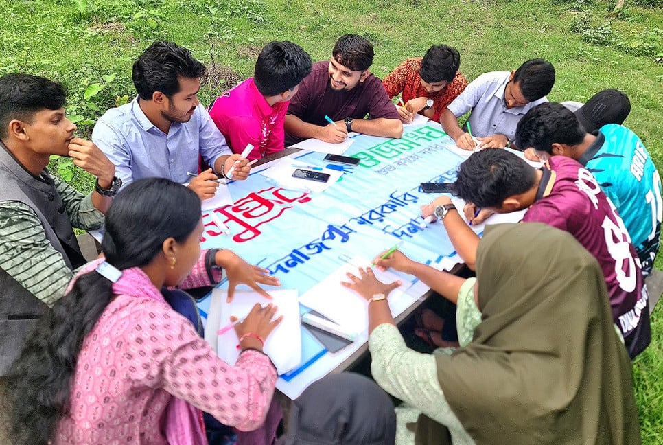 Shuvosangho arranges story writing competition at Dinajpur govt college