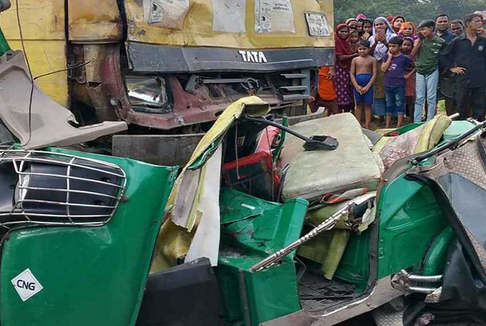 6 killed as truck hits auto-rickshaw in Narsingdi