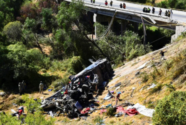 19 killed in northern Mexico truck-bus crash