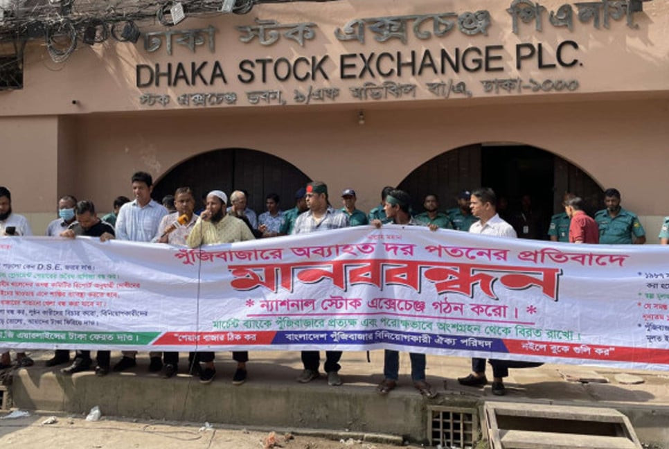 Stock investors protest at DSE amid ongoing market decline