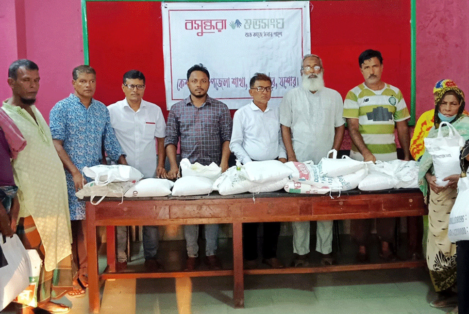  Bashundhara Shuvosangho distributes relief among flood victims in Keshabpur