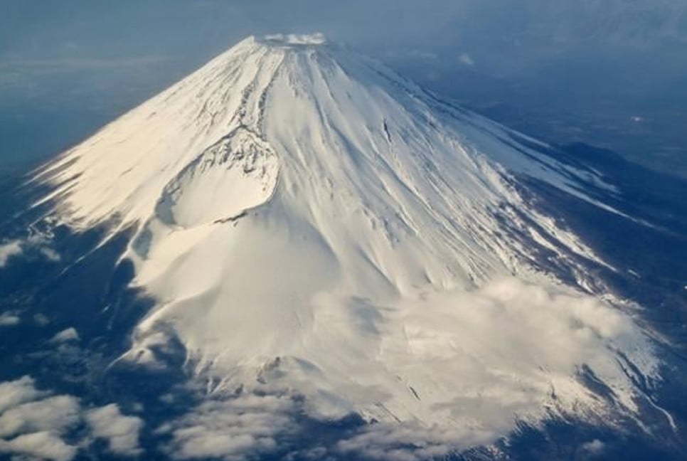 Mount Fuji remains snowless, setting a new record