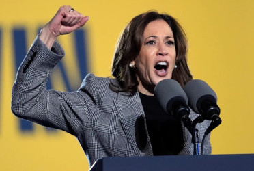 Kamala reaches for a big moment in her closing argument for 'turning the page' on Trump