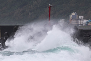 Taiwan shuts down for arrival of strong Typhoon Kong-rey