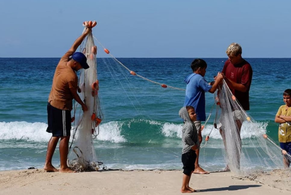 Gaza fisherman struggle to feed families amid war