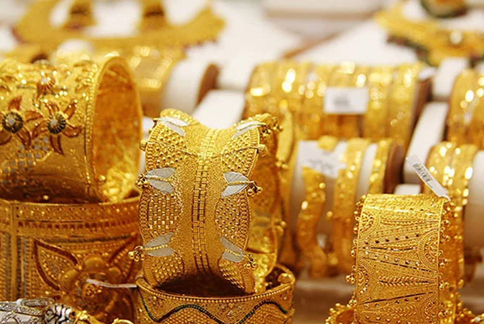 Gold price inches down