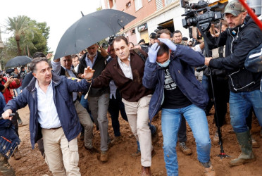 Crowd hurls mud and insults at Spain royals