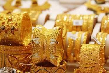 Gold price inches down