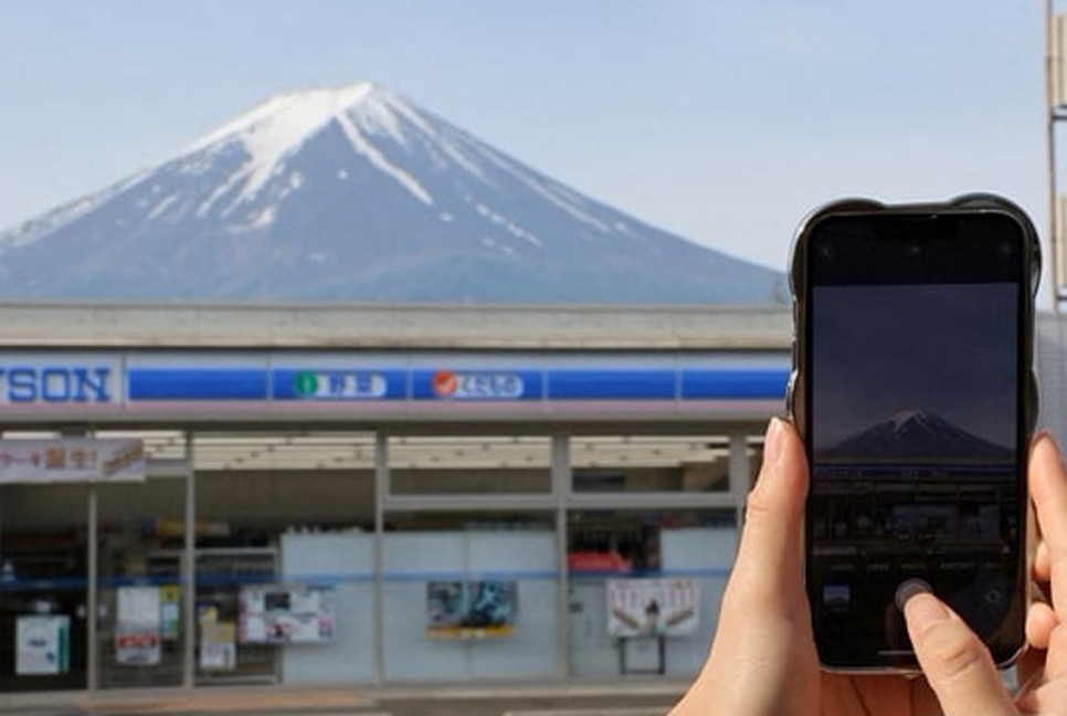 Snow finally falls on Mount Fuji after record delay