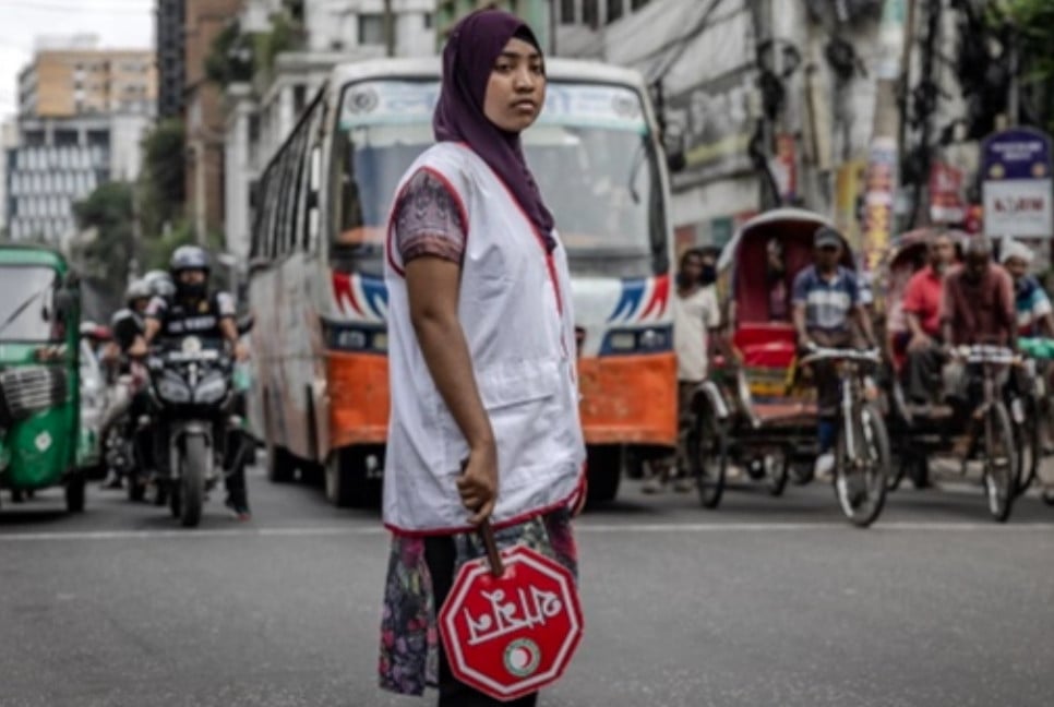 Trained students take up traffic control duties to ease congestion in Dhaka