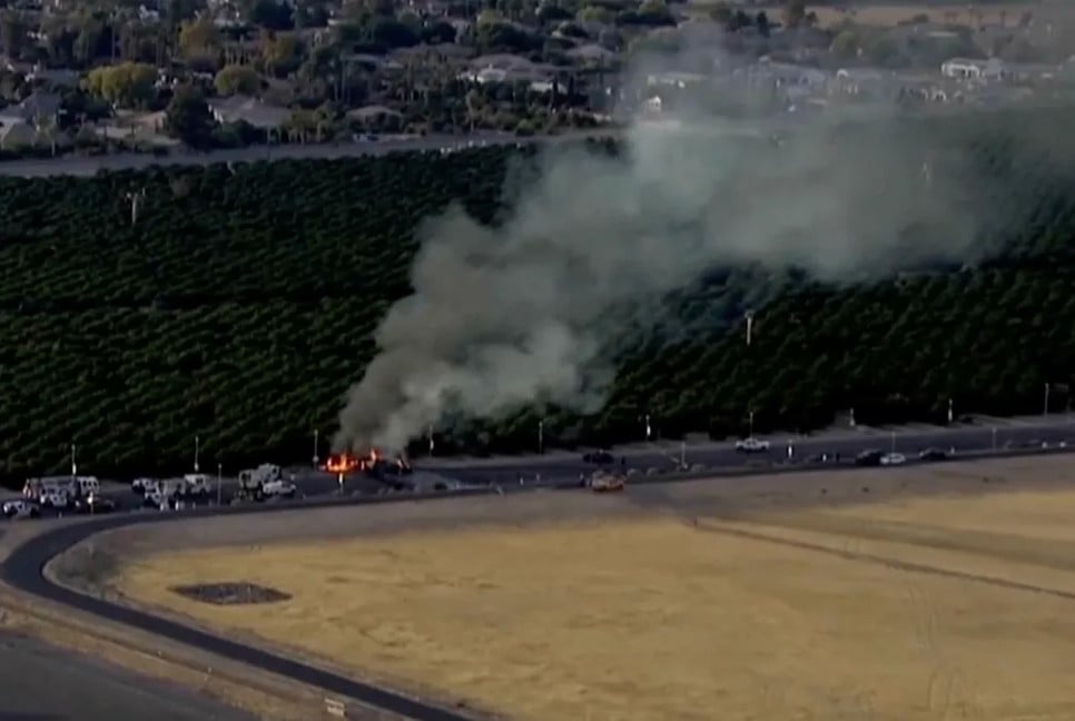 5 killed as jet crashes through Arizona airport fence and hits car