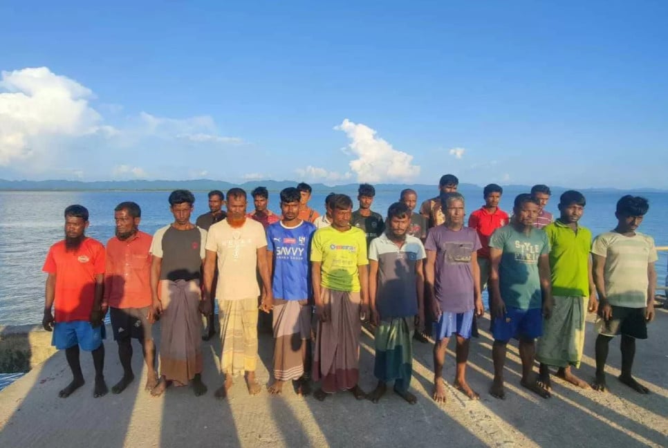 Arakan Army returns 20 Bangladeshi fishermen taken from Naf River