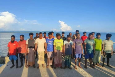 Arakan Army returns 20 Bangladeshi fishermen taken from Naf River