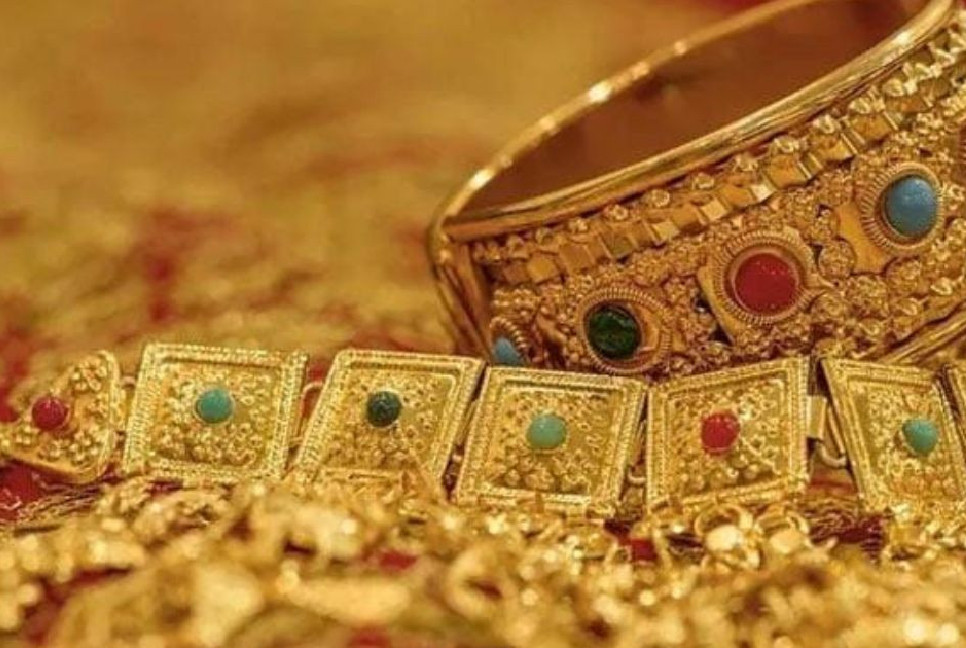 Gold price drops to Tk1.38 lakh per bhori