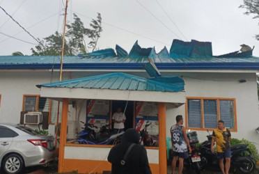 Typhoon floods villages, damages two airports in Philippines