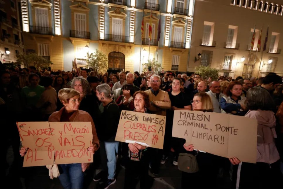 Thousands of Spaniards call for resignation of Valencia leader over poor flood response