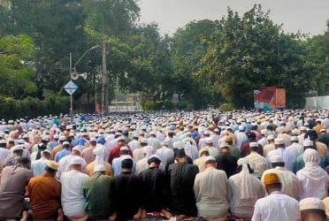 Maulana Saad followers offer Jummah prayers at Kakrail Mosque