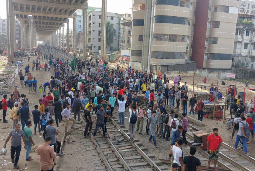 Titumir College students block Mohakhali Railgate