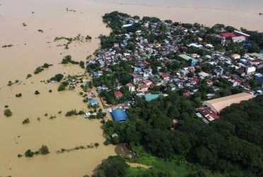 Floods hit thousands of houses in northern Philippines