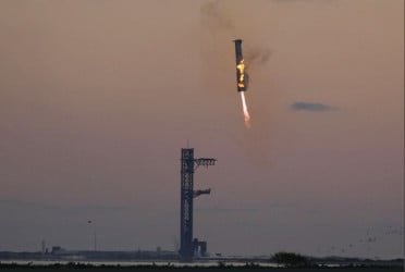 SpaceX fails to repeat Starship booster catch, as Trump watches on