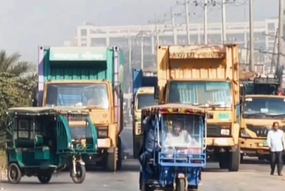 Garment workers block road in Gazipur protesting