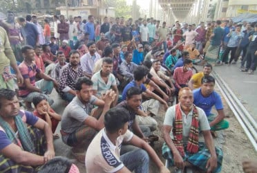 Rickshaw drivers block railway line, disrupt communication with Dhaka