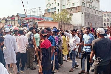 Auto-rickshaw drivers protest by blocking roads and railways in Jurain