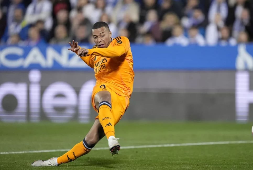 Mbappé scores as Real Madrid moves close to Barcelona