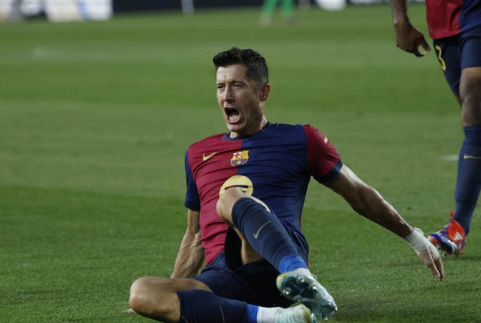 Lewandowski scores 100th UCL goal as Barca beat Brest