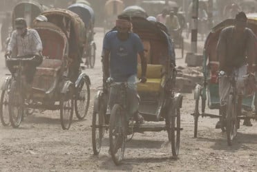 Dhaka's air quality remains 'very unhealthy' Wednesday morning