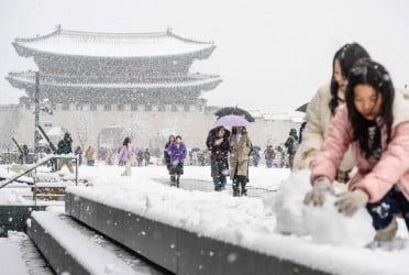 Seoul hits record heavy November snowfall