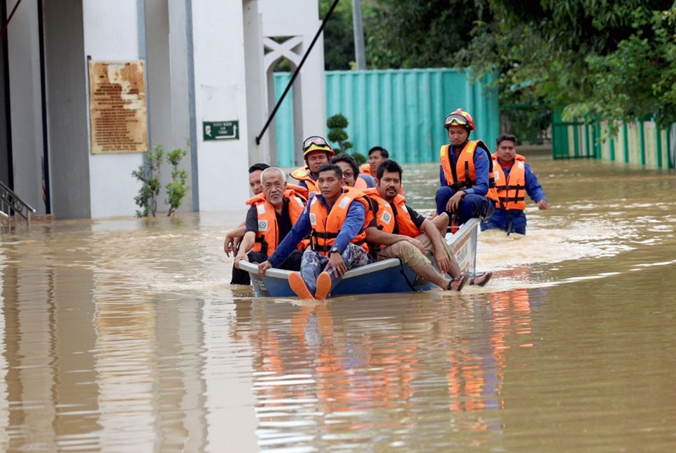 Worsening floods displace nearly 100,000 in 8 Malaysian states