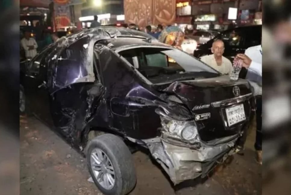 Train hits two vehicles stuck at Moghbazar level crossing