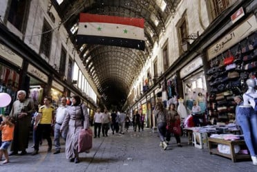 Banks and shops re-open in Damascus