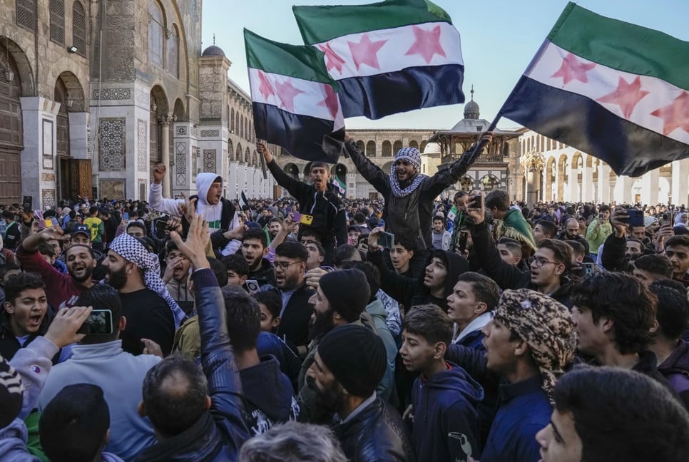 First Friday prayers since Assad’s fall: Thousands of Syrians celebrate in central Damascus