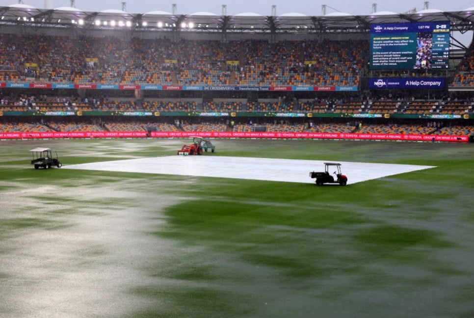 Play abandoned in third Test in Brisbane with Australia 28-0