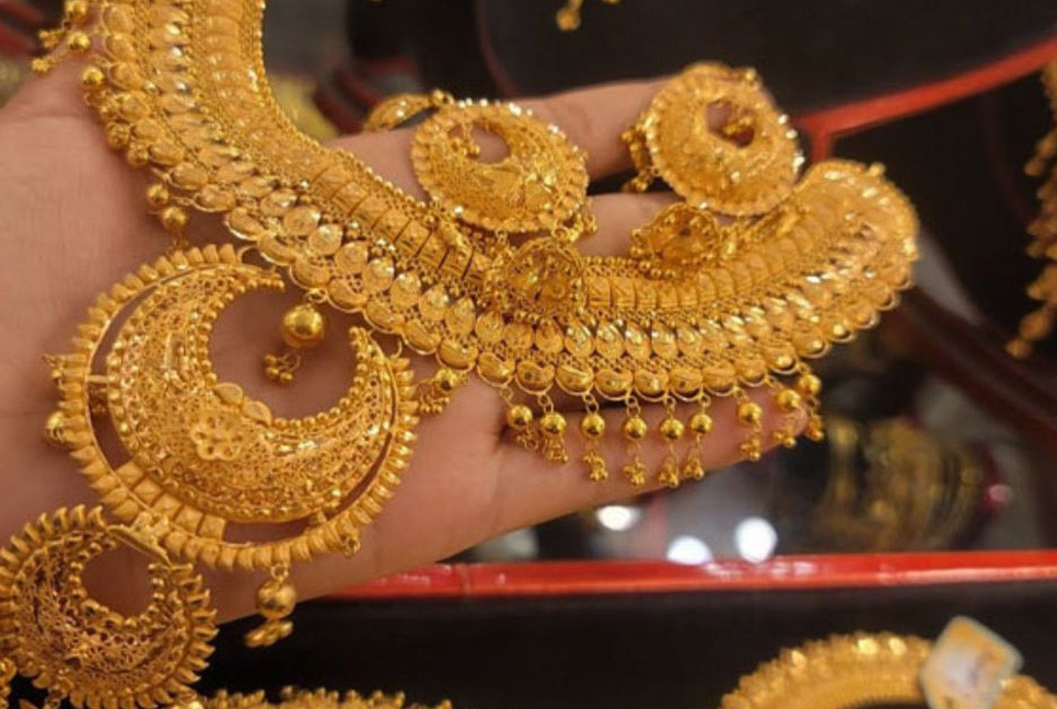 Gold price drops slightly