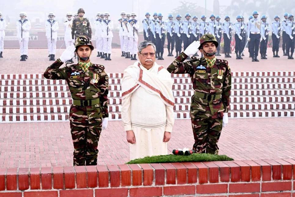 President pays homage to war heroes on Victory Day