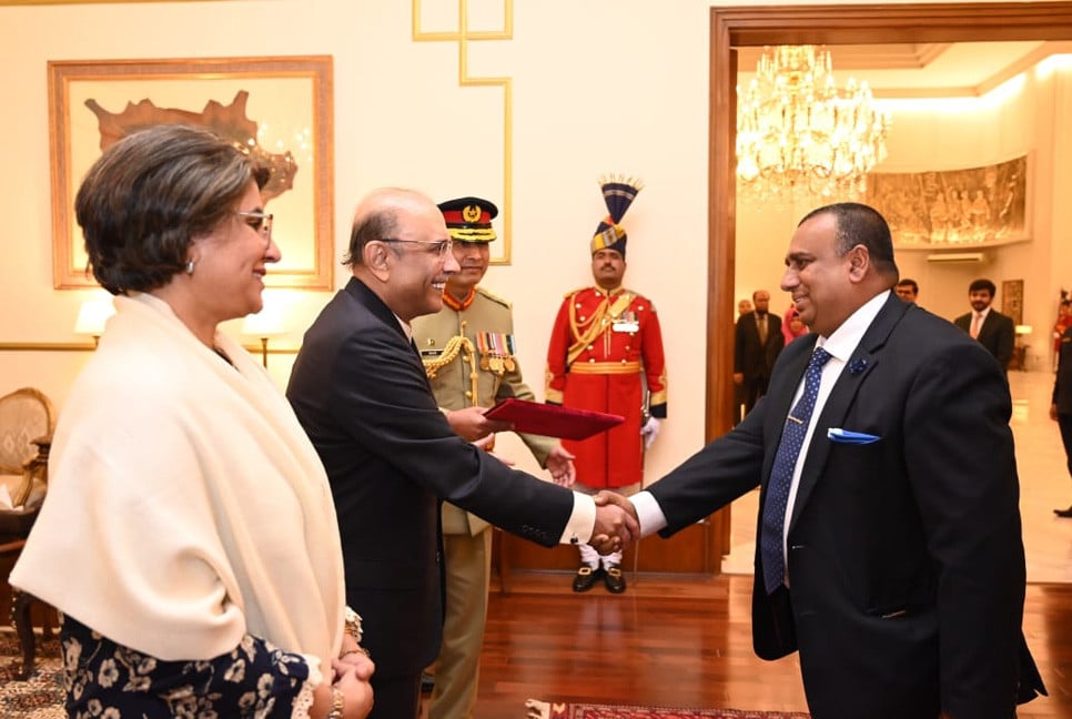 Bangladesh High Commissioner presents credentials to Pakistan President