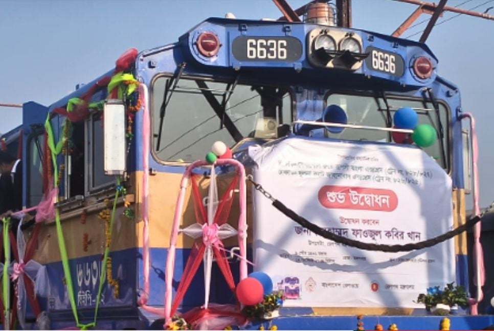 Train from Benapole arrives in Dhaka